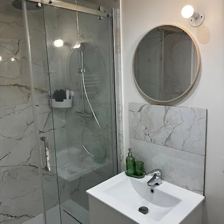 Апартаменты Charming Cozy House Near Paris And Gagny